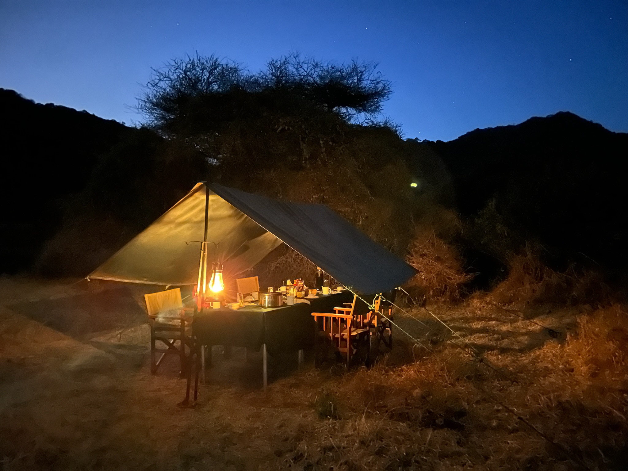 Mess tent in de bush